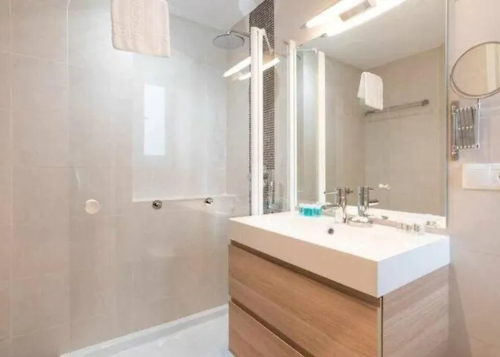 Spacious Near The Cathedral مالقة